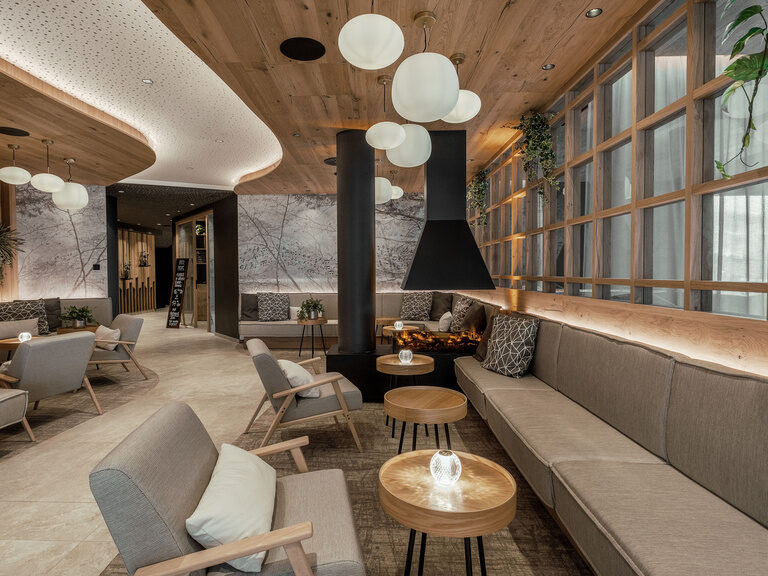 Mehrere moderne und schicke Sitzmöglichkeiten laden im Wellnesshotel Tonihof zum Verweilen ein.
